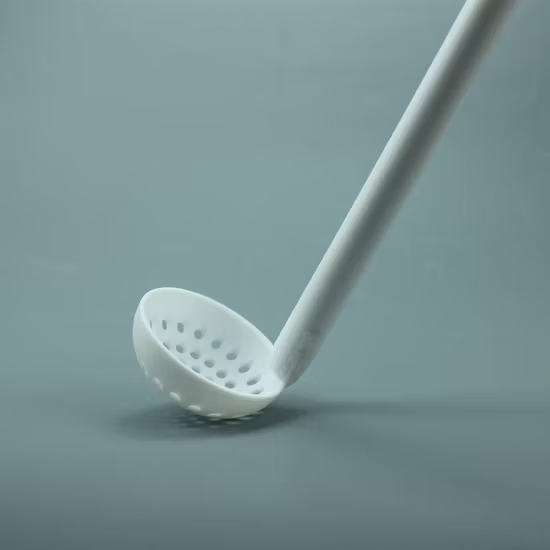 Ferramentas para recipientes de laboratório de PTFE Colher de cabo longo com orifício Produto de material de laboratório personalizado de PTFE